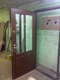 Стальные двери с зеркалом внутри